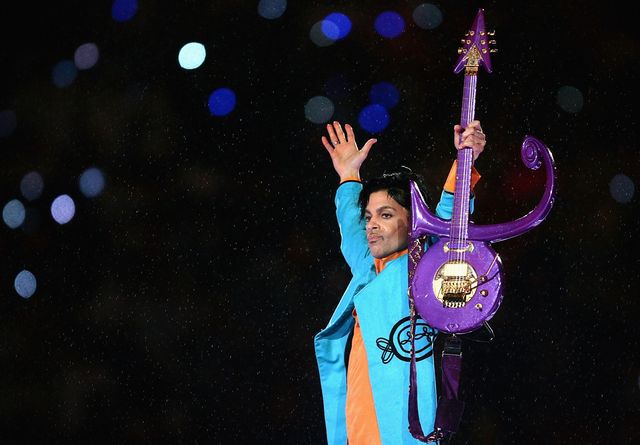 Prince plays the Super Bowl 2007