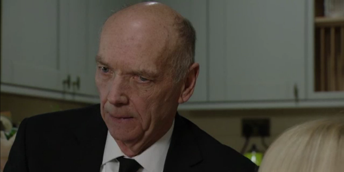 Eastenders Trailer: Les Assumes Paul's Resting Up In Tuesday's Episode