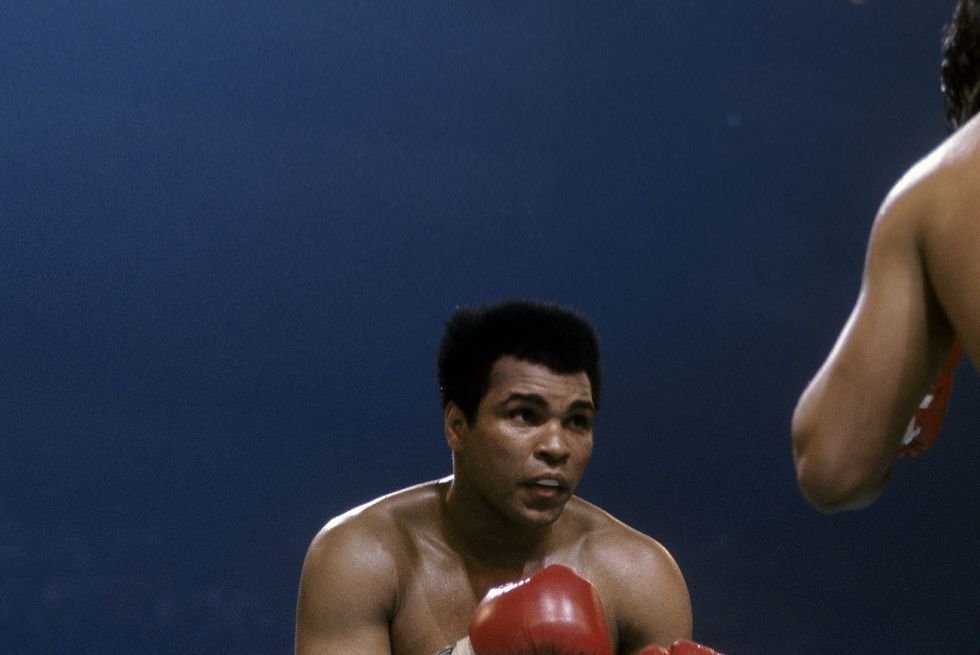 Muhammad Ali en el ring de boxeo, 1977