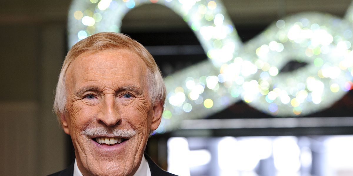 Сэры великобритании. Sir Bruce Forsyth's. Известные англичане. Известные телеведущие Англии. Известный конферансье.