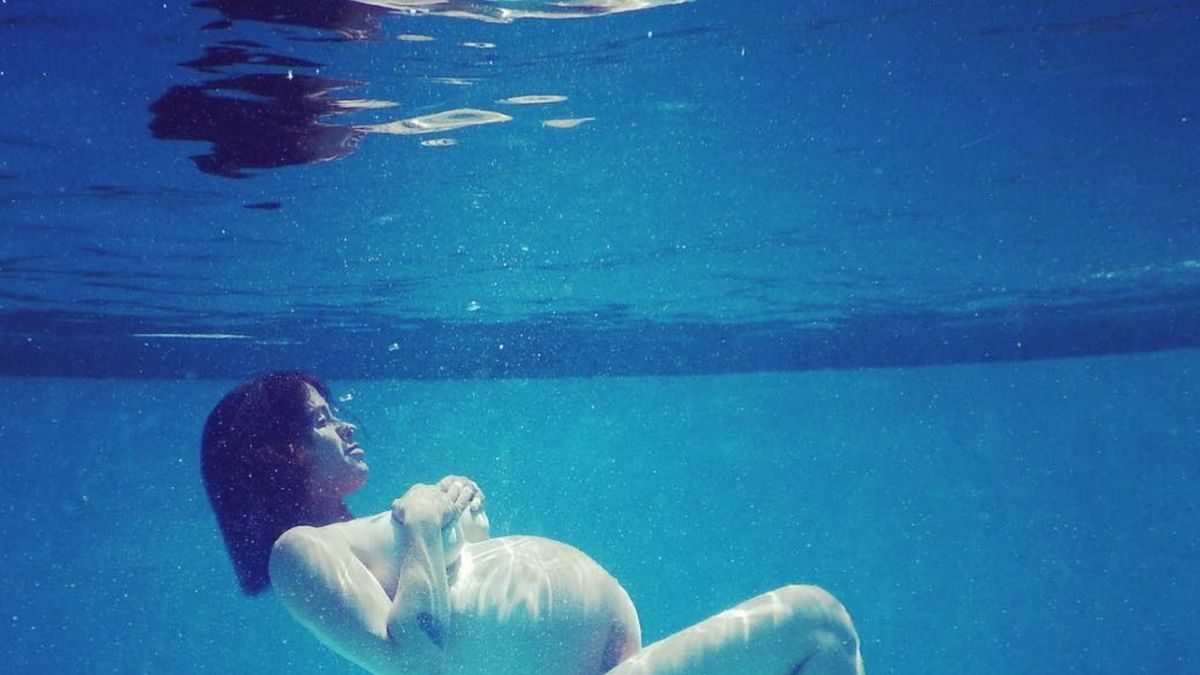 Alanis Morissette goes naked for this beautiful picture of her baby bump