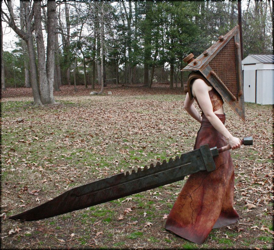 Cosplayer Transforms Into Gender-Swapped Pyramid Head