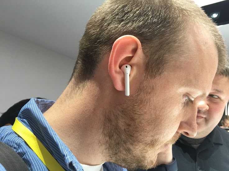 Потерял наушник. Наушники эпл в ухе. Айрподс в ушах. AIRPODS опзмер в ухе. Earpods Apple беспроводные в ушах.