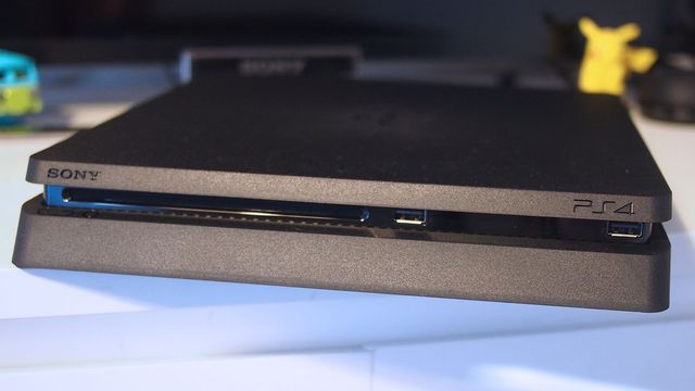 PlayStation PS4 Slim 1 To noir