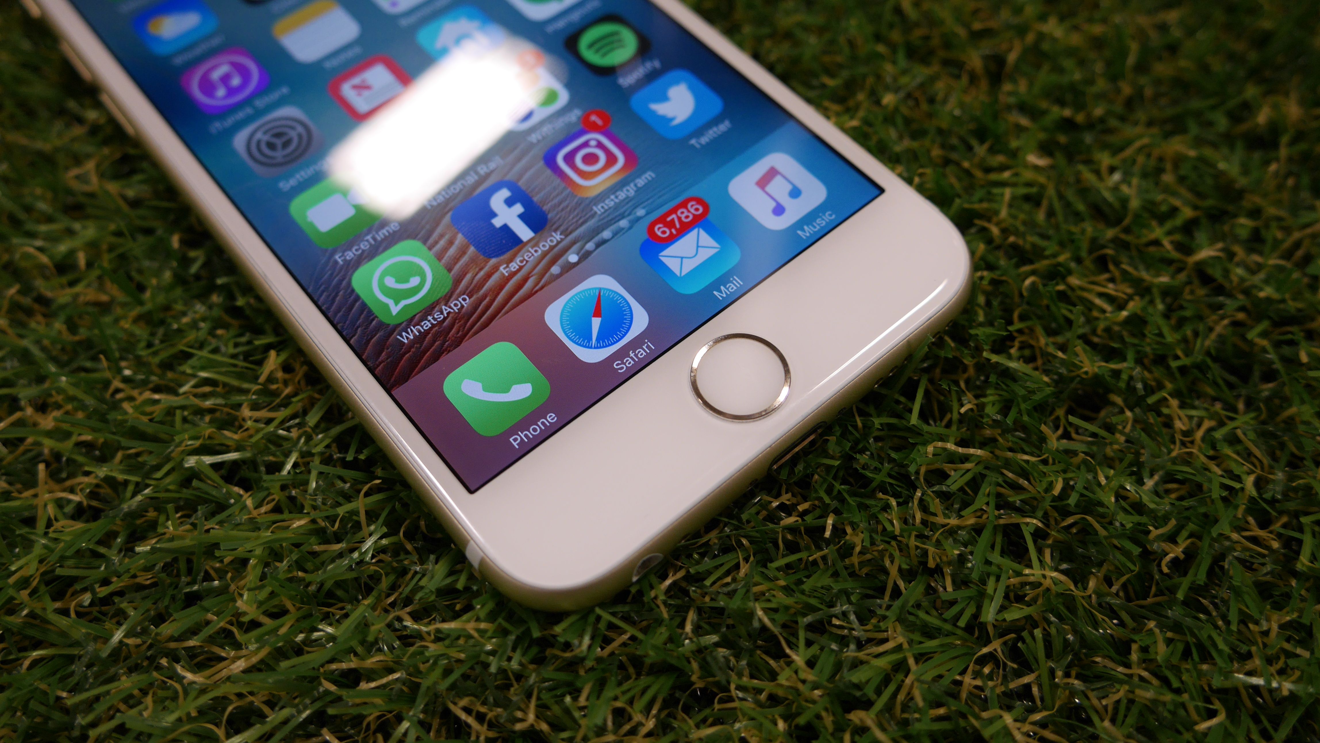 Pick Up The Iphone 6s Or Iphone Se For Less On These Low Cost Monthly Tariffs