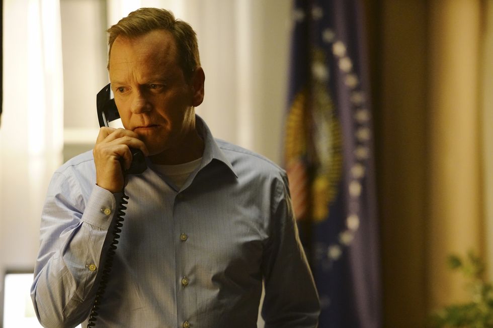 kiefer sutherland as tom kirkman on the phone in the white house, designated survivor