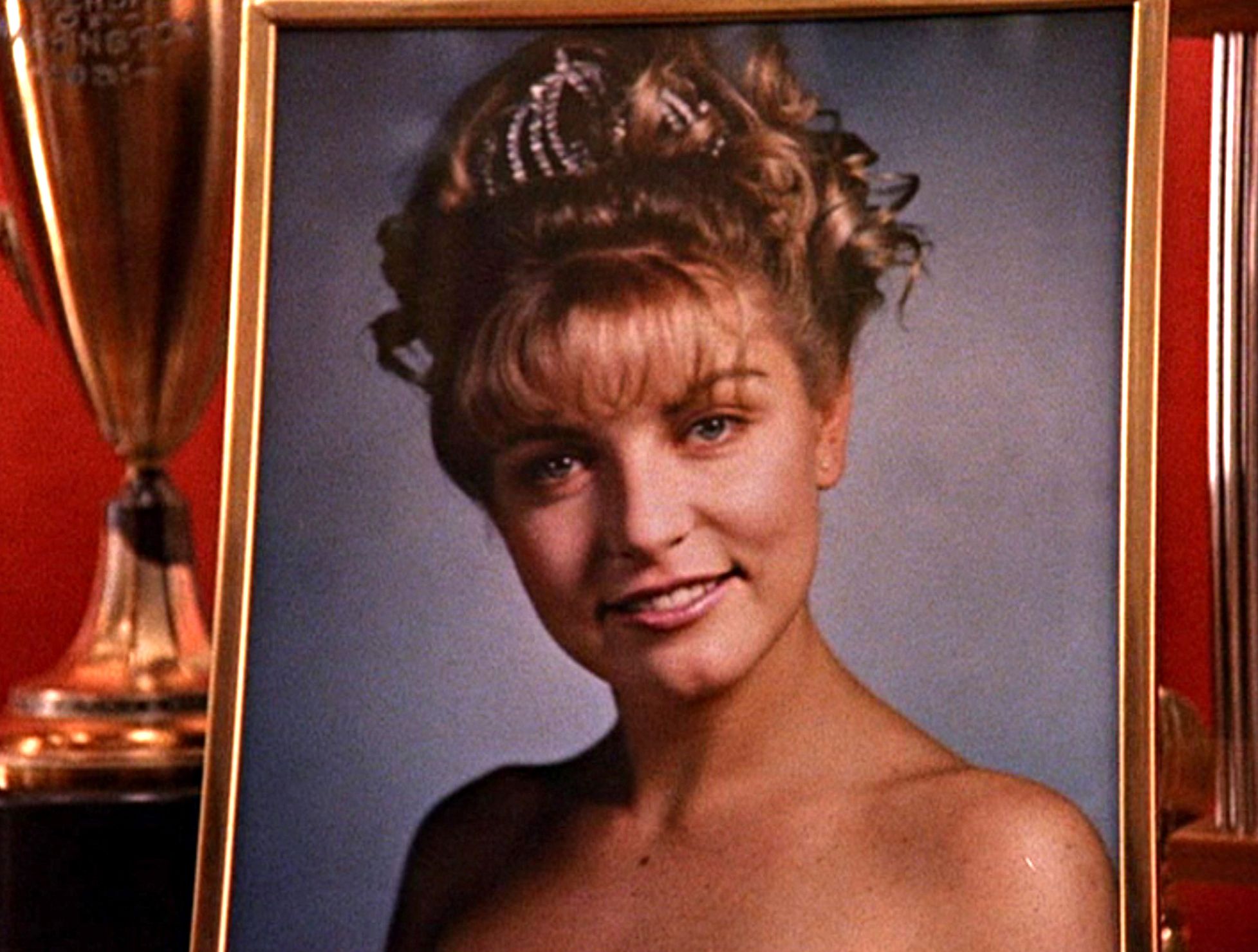 Laura Palmer still looms large over Twin Peaks in official poster for the  new revival