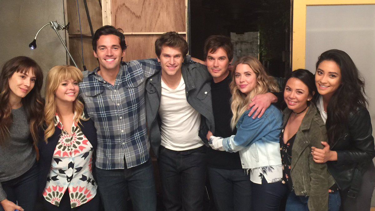 Pretty Little Liars cast say goodbye on the last day of filming