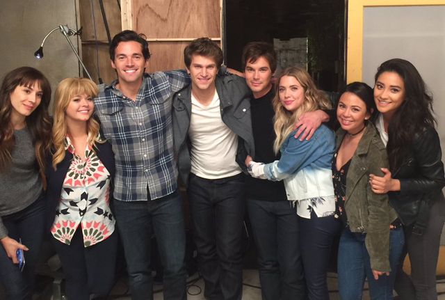 Pretty Little Liars cast say goodbye on the last day of filming and we  can't cope