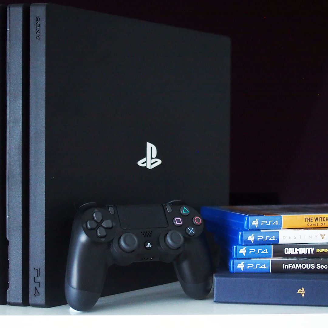 PS4 Pro 1TB, PS VR, 2 Controllers - video gaming - by owner