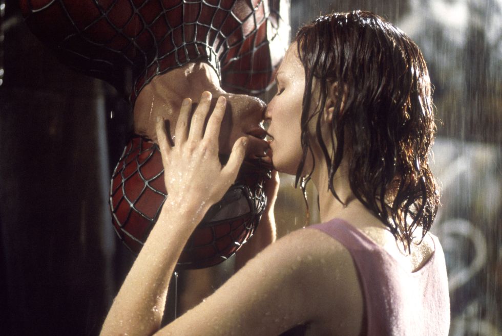 tobey maguire, kirsten dunst, spiderman 2002, mary jane and spiderman upside down kiss