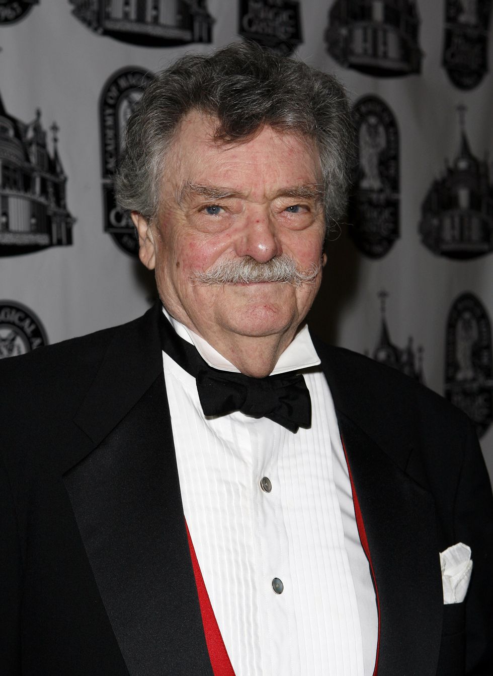 Bewitched and Titanic star Bernard Fox dies at age 89