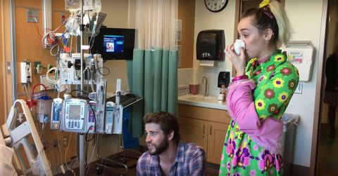 Miley Cyrus and Liam Hemsworth serenaded by cancer patient