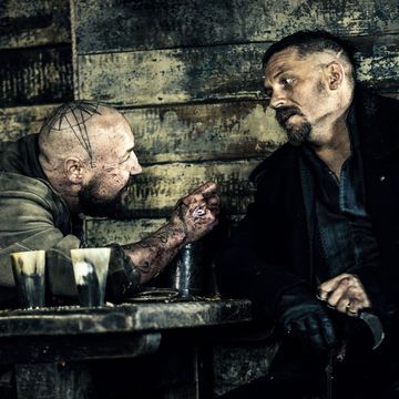 Stephen Graham and Tom Hardy in Taboo s01e02