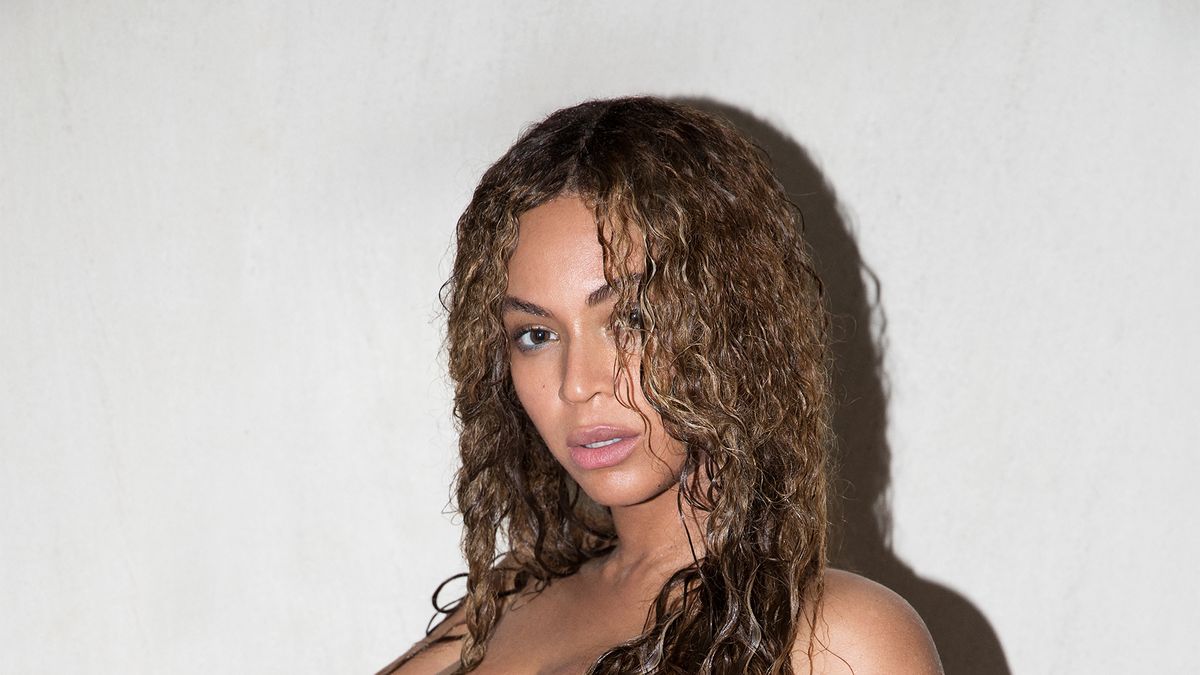 Beyoncé strips off completely naked in new pregnancy photos