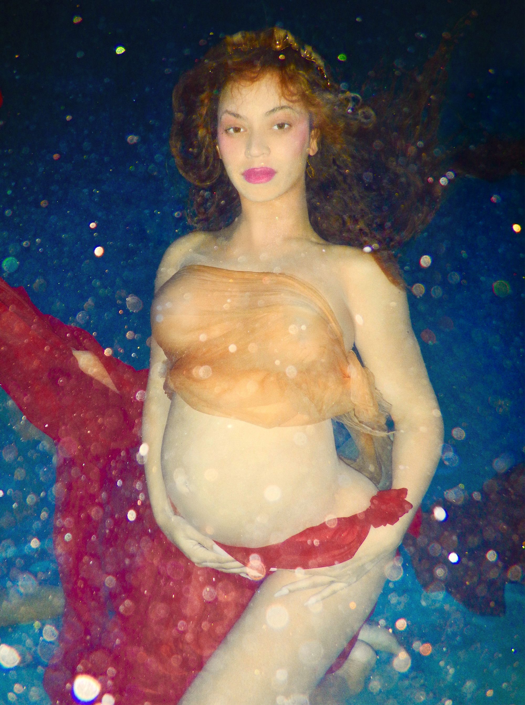 Beyoncé strips off completely naked in new pregnancy photos