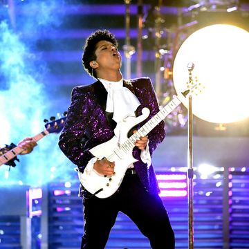 Bruno Mars pays tribute to Prince at the Grammys