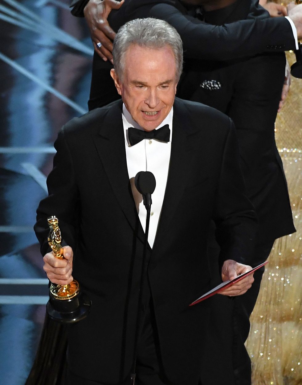 Warren Beatty, announces wrong winner for Best Picture, Oscars