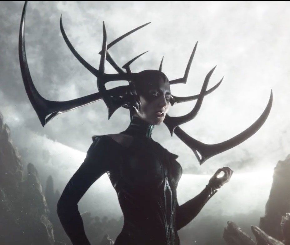 Cate Blanchett als Hela im klassischen Thor-Ragnarok-Kopfschmuckkostüm