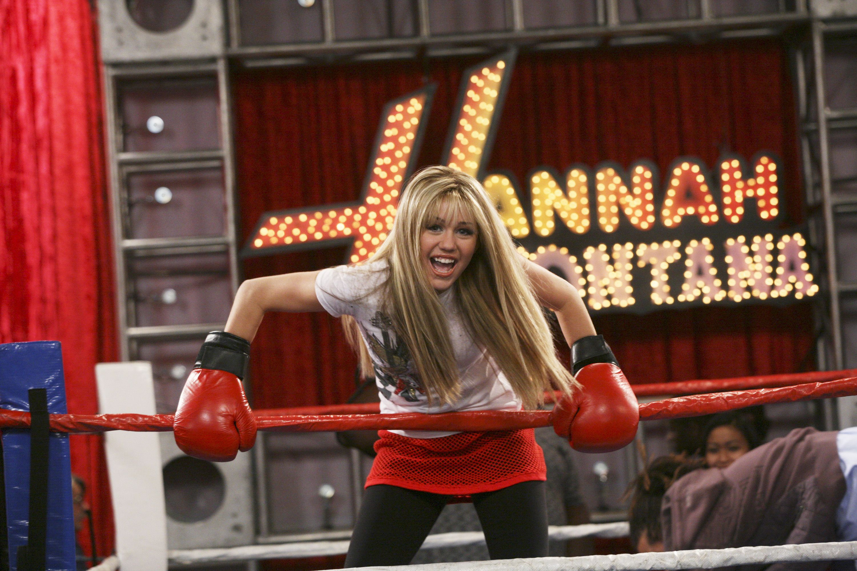 Miley Cyrus brings back Hannah Montana for the best-ever 10 Year Challenge