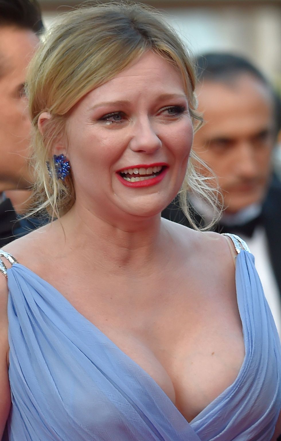 Kirsten Dunst breaks down crying on Cannes red carpet