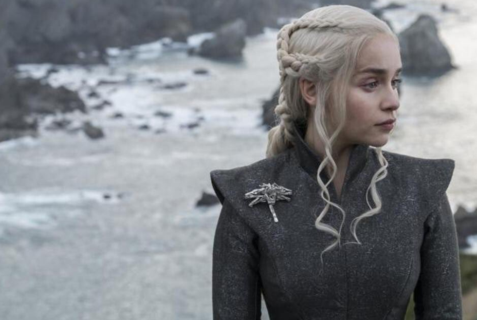 Game of Thrones, s07 e03: Daenerys Targaryen awaits her visitors on the beach at Dragonstone