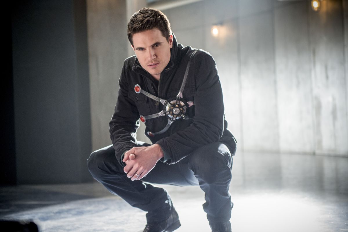 Next photo of Robbie Amell