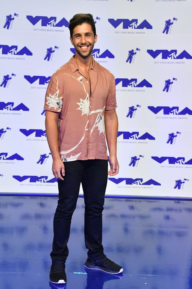josh peck attends the 2017 mtv video music awards