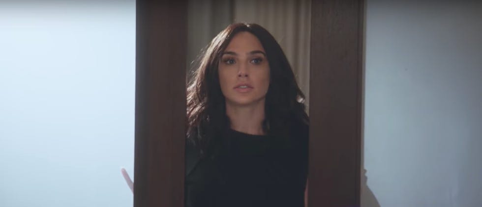 Gal Gadot as Kendall Jenner on SNL Gal Gadot as Kendall Jenner on SNL