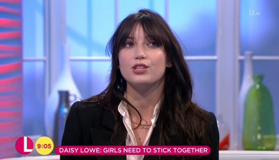 Hair, Facial expression, Television presenter, Newsreader, Newscaster, Skin, Hairstyle, Eyebrow, Black hair, Snapshot, 