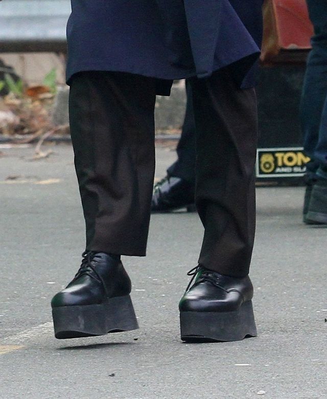 Robert De Niro sports massive platform shoes to look taller than