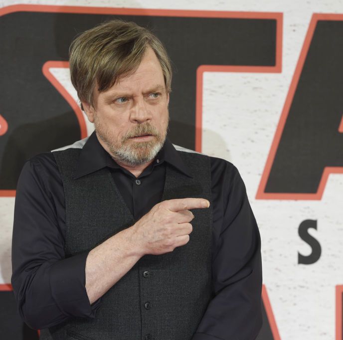 Por que Mark Hamill parece tão diferente entre os dois primeiros