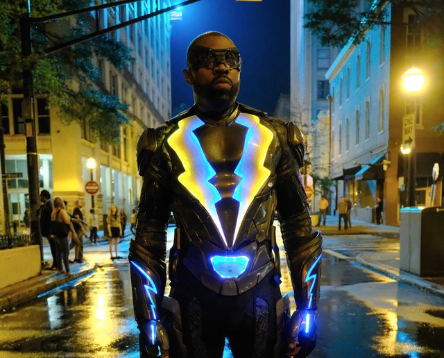 Stephen Amell says Arrow WILL cross over with Black Lightning