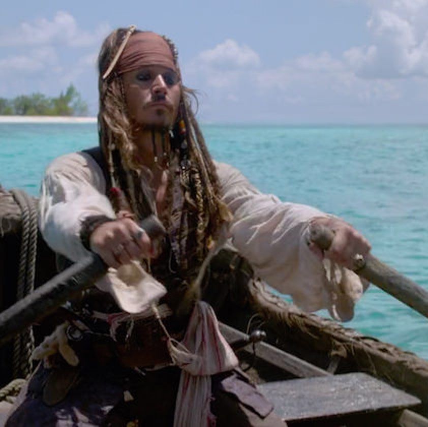 Johnny Depp ramant un bateau, Pirates des Caraïbes