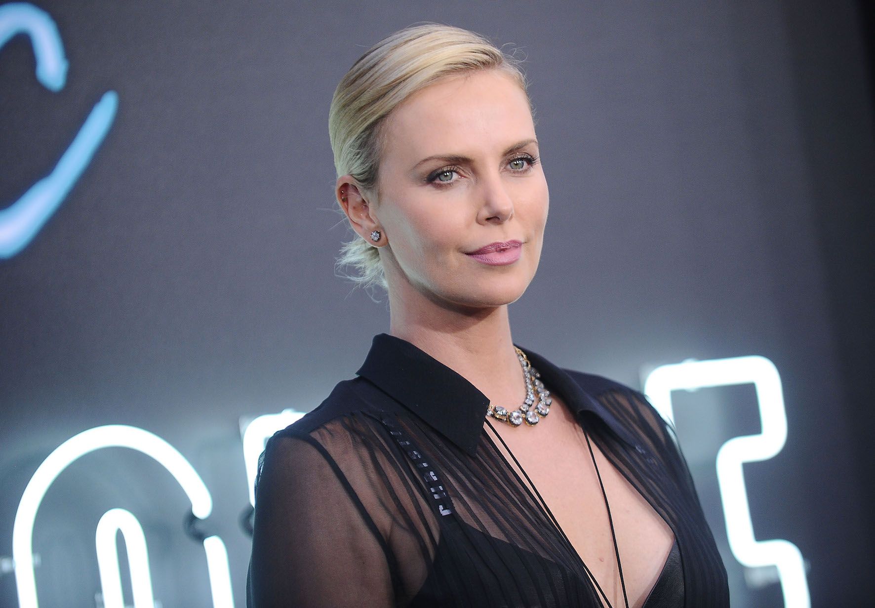 Velozes e Furiosos 9: Charlize Theron exibe o novo visual de Cipher