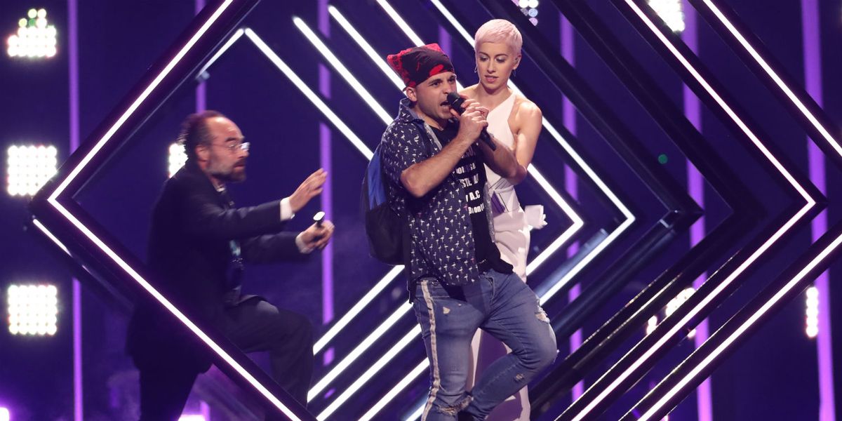 UK's Eurovision 2018 entry SuRie's performance interrupted by stage invader