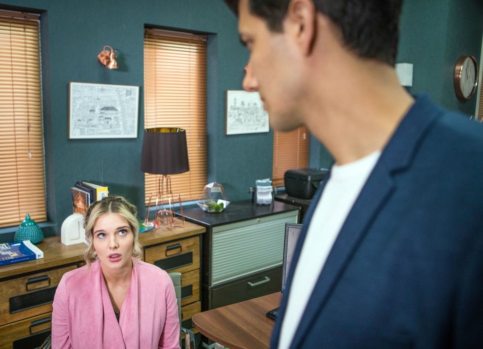 Rosie Webster targets Antoine in Coronation Street