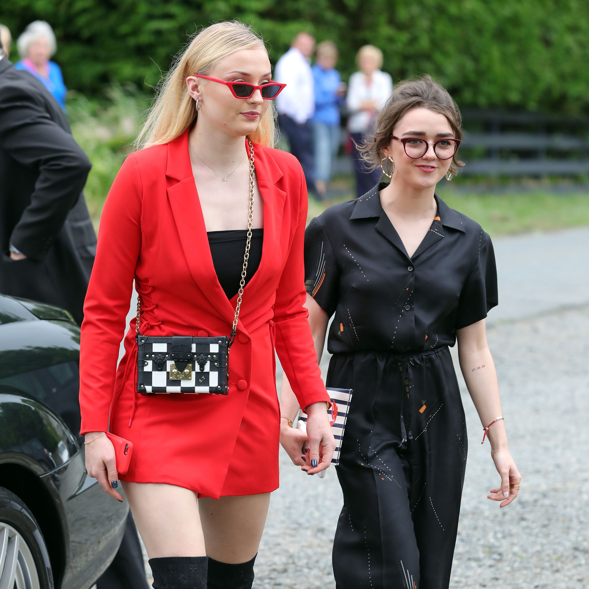 Sophie Turner would make out with Maisie Williams on the set of