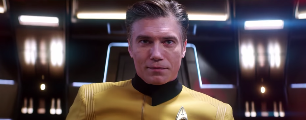 captain christopher pike wearing yellow starfleet suit, star trek discovery season 2
