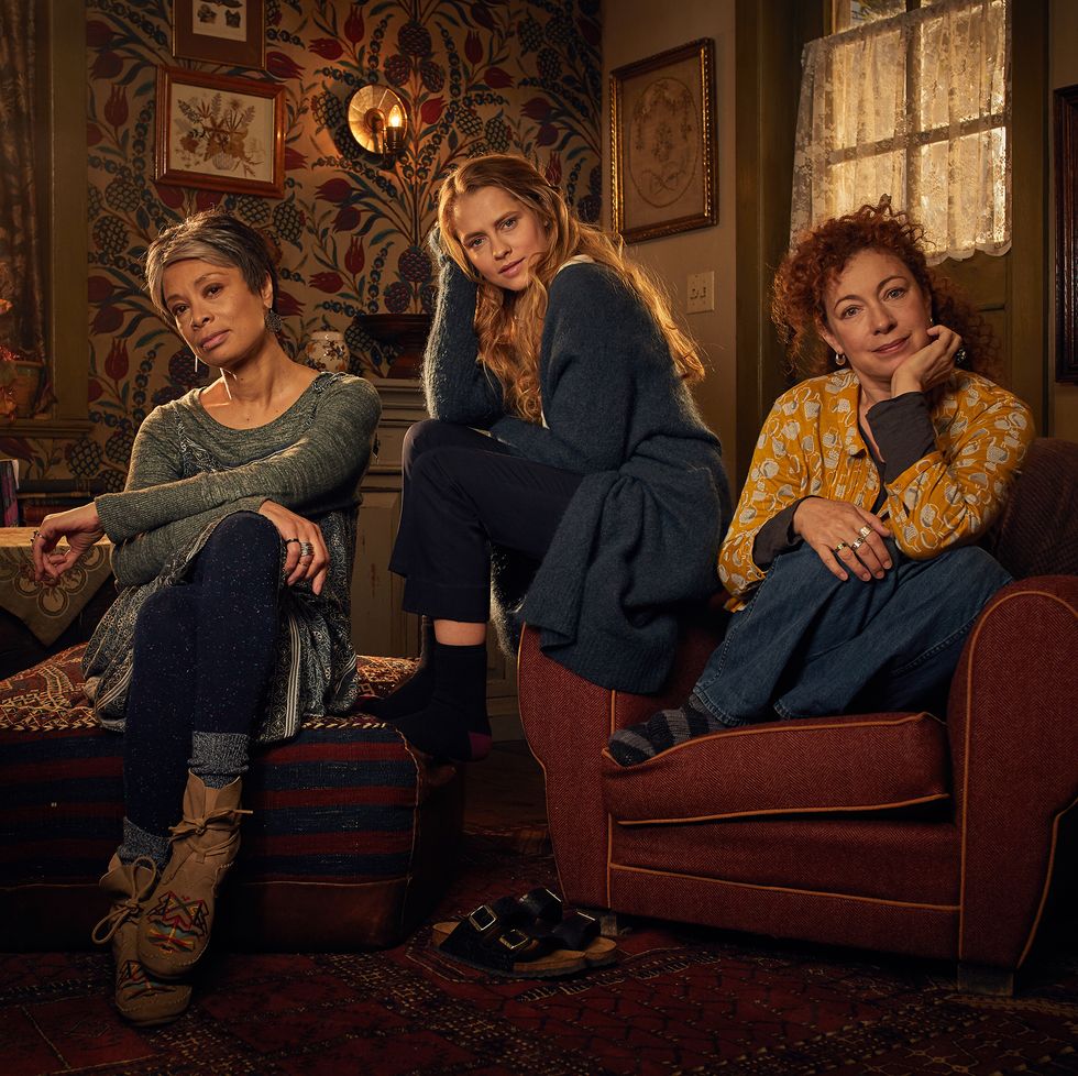 a discovery of witches valarie pettiford, teresa palmer and alex kingston