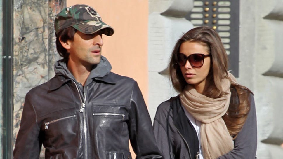 Adrien Brody y Lara Lieto, romántico paseo por Roma Adrien Brody y Lara Lieto, romántico paseo por Roma