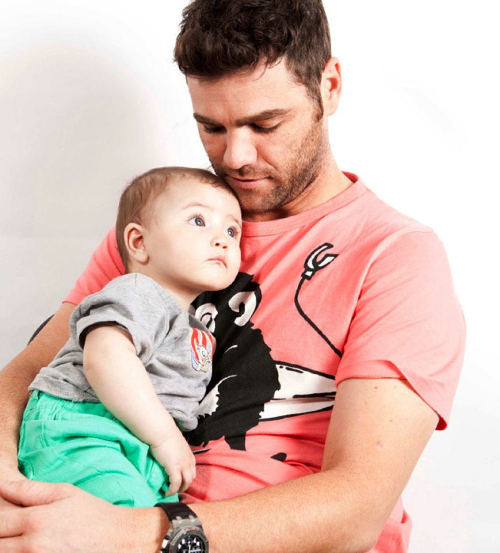 Head, Ear, Nose, Cheek, Eye, Shoulder, Elbow, Baby & toddler clothing, Wrist, Interaction, 