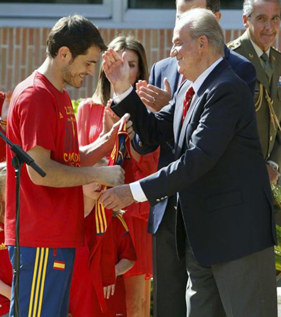 Uniform, Greeting, Gesture, Tie, Blazer, Handshake, Sports jersey, Suit trousers, 