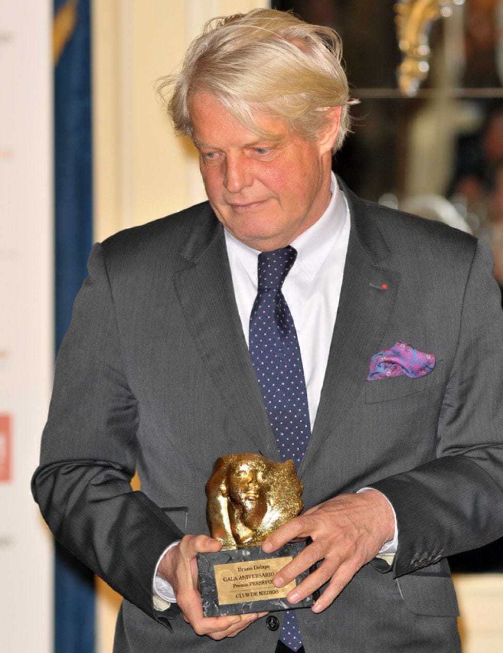 Human, Dress shirt, Coat, Collar, Shirt, Hand, Outerwear, Award, Suit, Trophy, 