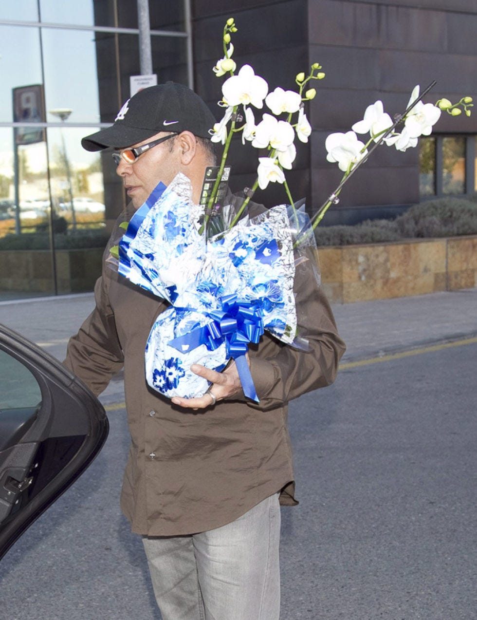 Cap, Flower, Hat, Petal, Street fashion, Baseball cap, Vehicle door, Electric blue, Bag, Artificial flower, 