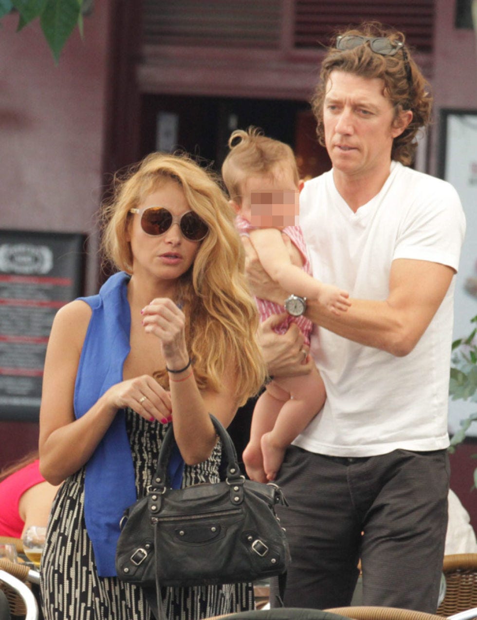 Arm, Bag, Sunglasses, Fashion accessory, Luggage and bags, Shoulder bag, Blond, Street fashion, Handbag, Houseplant, 