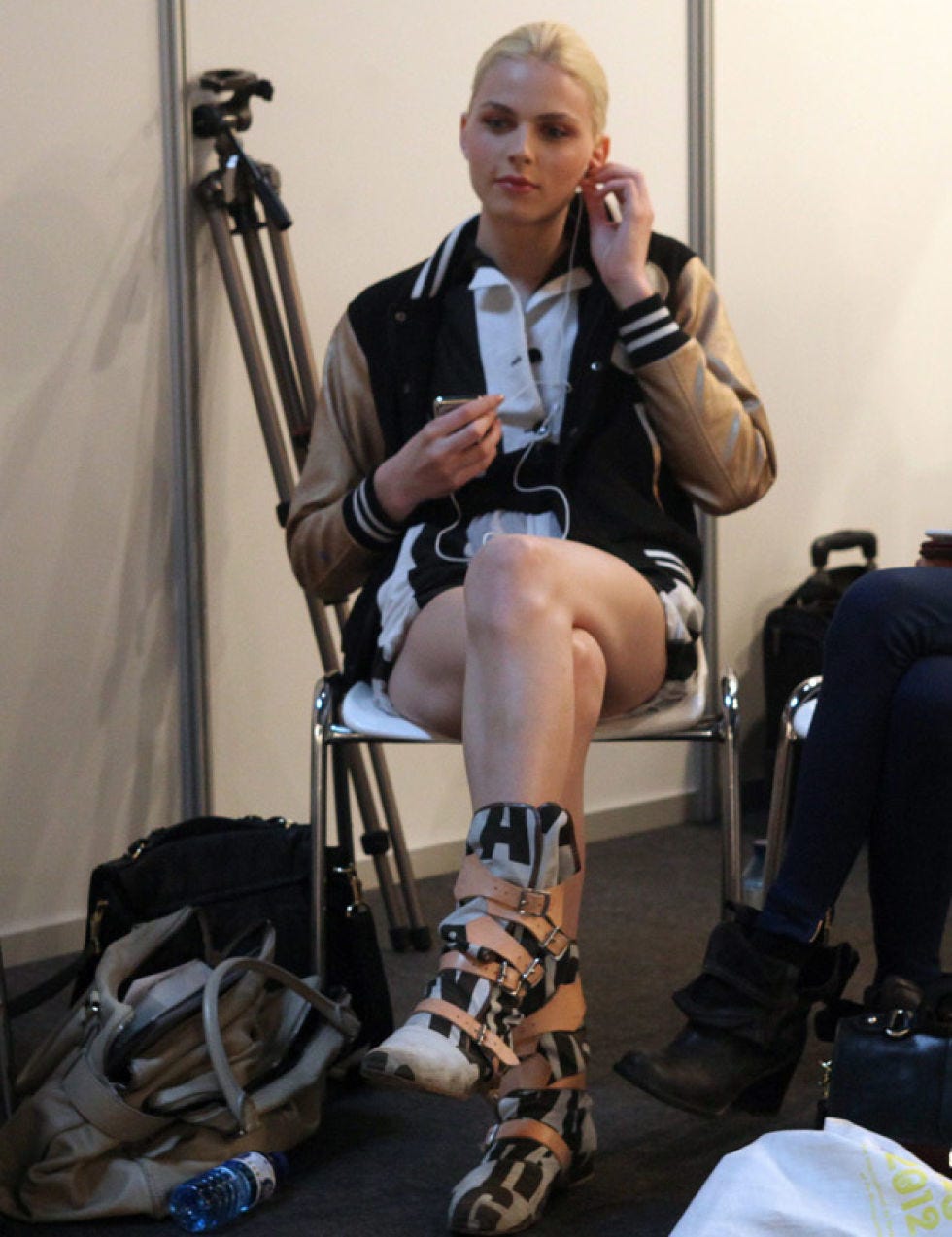Leg, Human leg, Joint, Outerwear, Knee, Luggage and bags, Fashion, Bag, Thigh, Street fashion, 