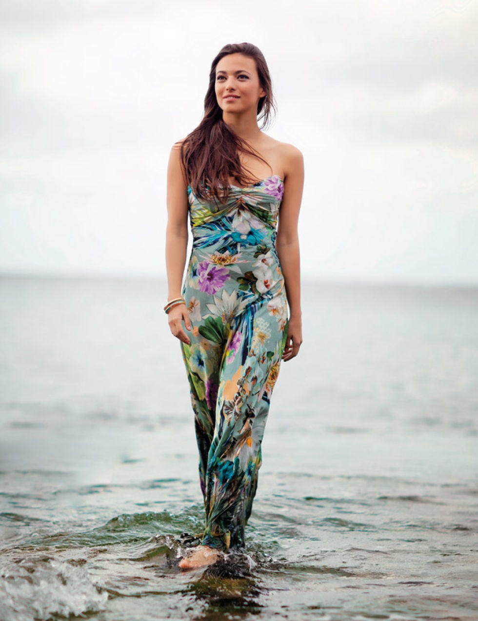 Clothing, Human body, Dress, Summer, People in nature, One-piece garment, Waist, Day dress, Fashion model, Ocean, 