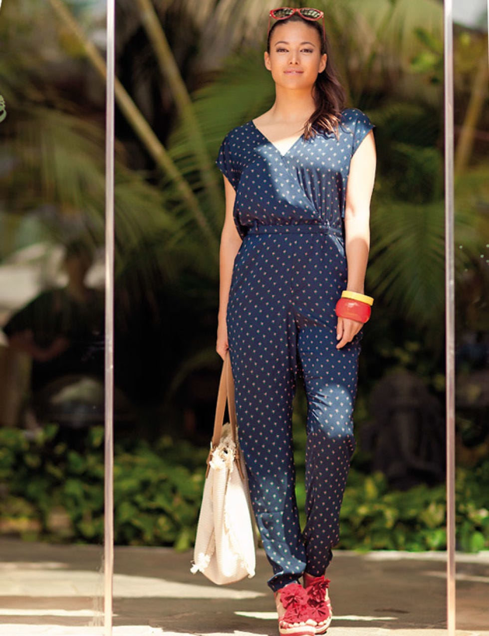 Shoulder, Fashion show, Dress, Style, One-piece garment, Fashion model, Street fashion, Fashion, Beauty, Neck, 