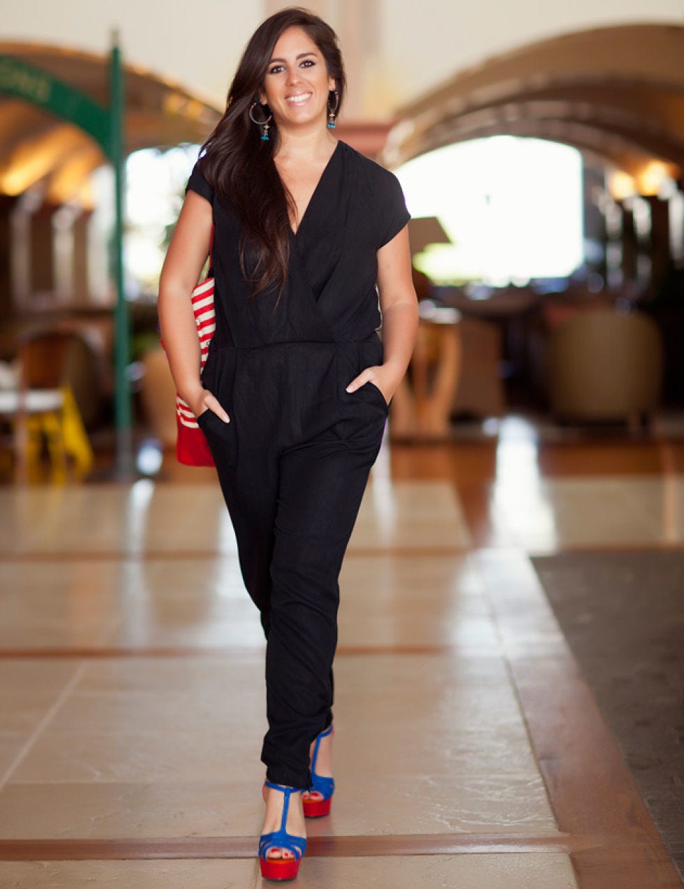 Mouth, Sleeve, Floor, Flooring, Shoulder, Human leg, Joint, Style, Knee, Street fashion, 